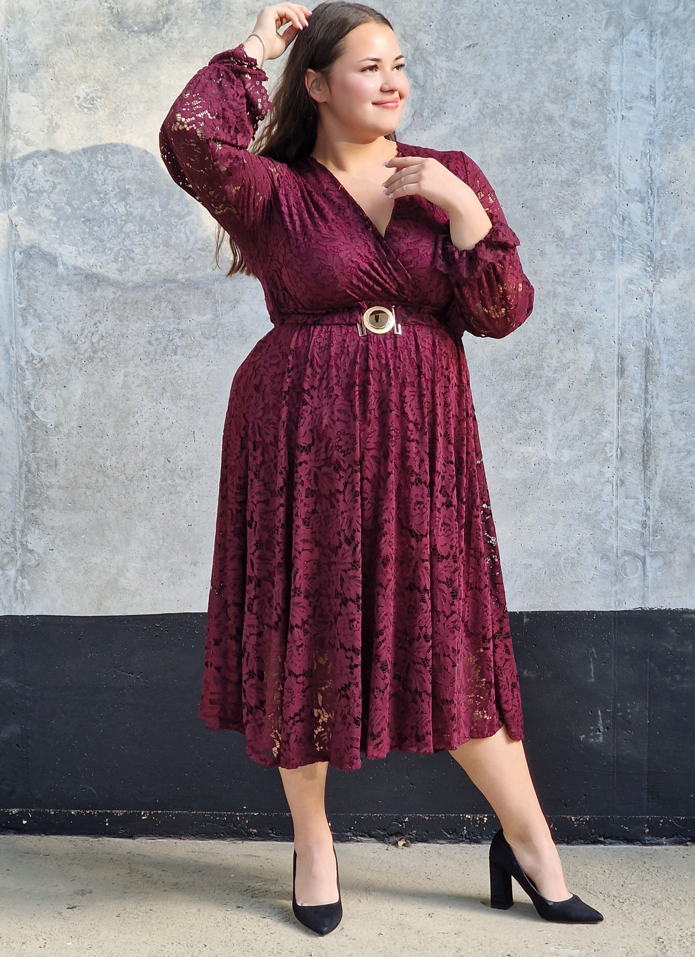 Bordowa koronkowa sukienka midi Stylowa XL