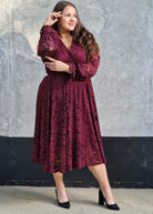Bordowa koronkowa sukienka midi Stylowa XL