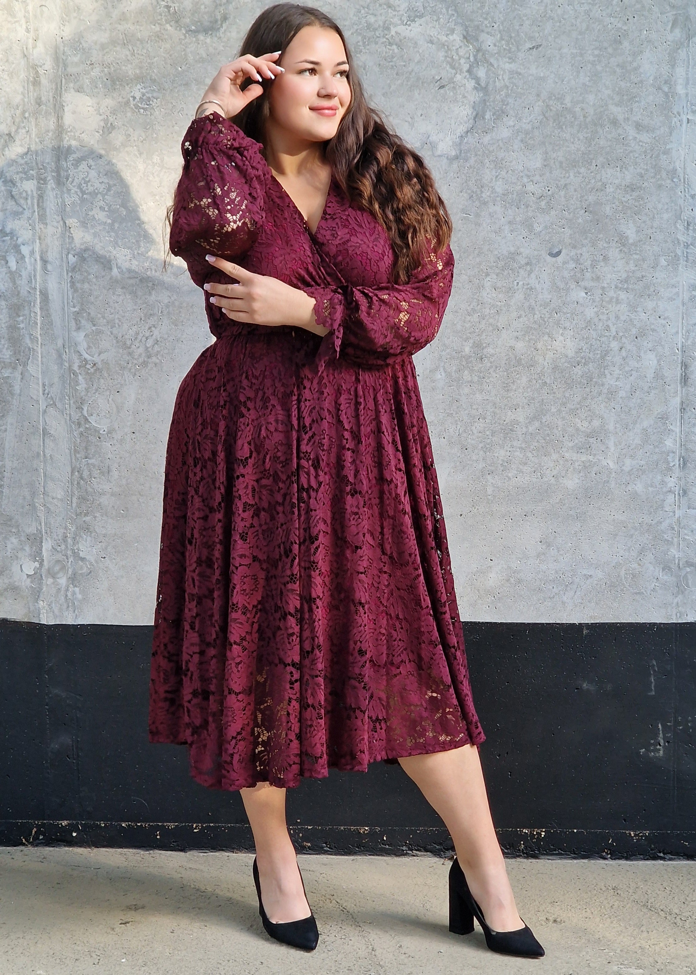 Bordowa koronkowa sukienka midi Stylowa XL