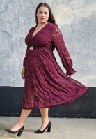 Bordowa koronkowa sukienka midi Stylowa XL
