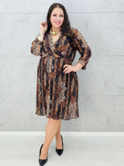 Brązowa plisowana sukienka plus size z kwiatowym wzorem