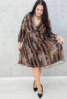 Sukienka midi plus size z kopertowym dekoltem – elegancka propozycja na jesień