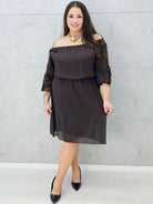 Brązowa sukienka hiszpanka midi z koronką – Stylowa XL całość na modelce 