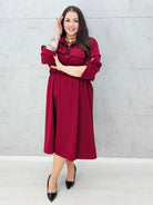Bordowa sukienka koszulowa plus size z guzikami – Stylowa XL