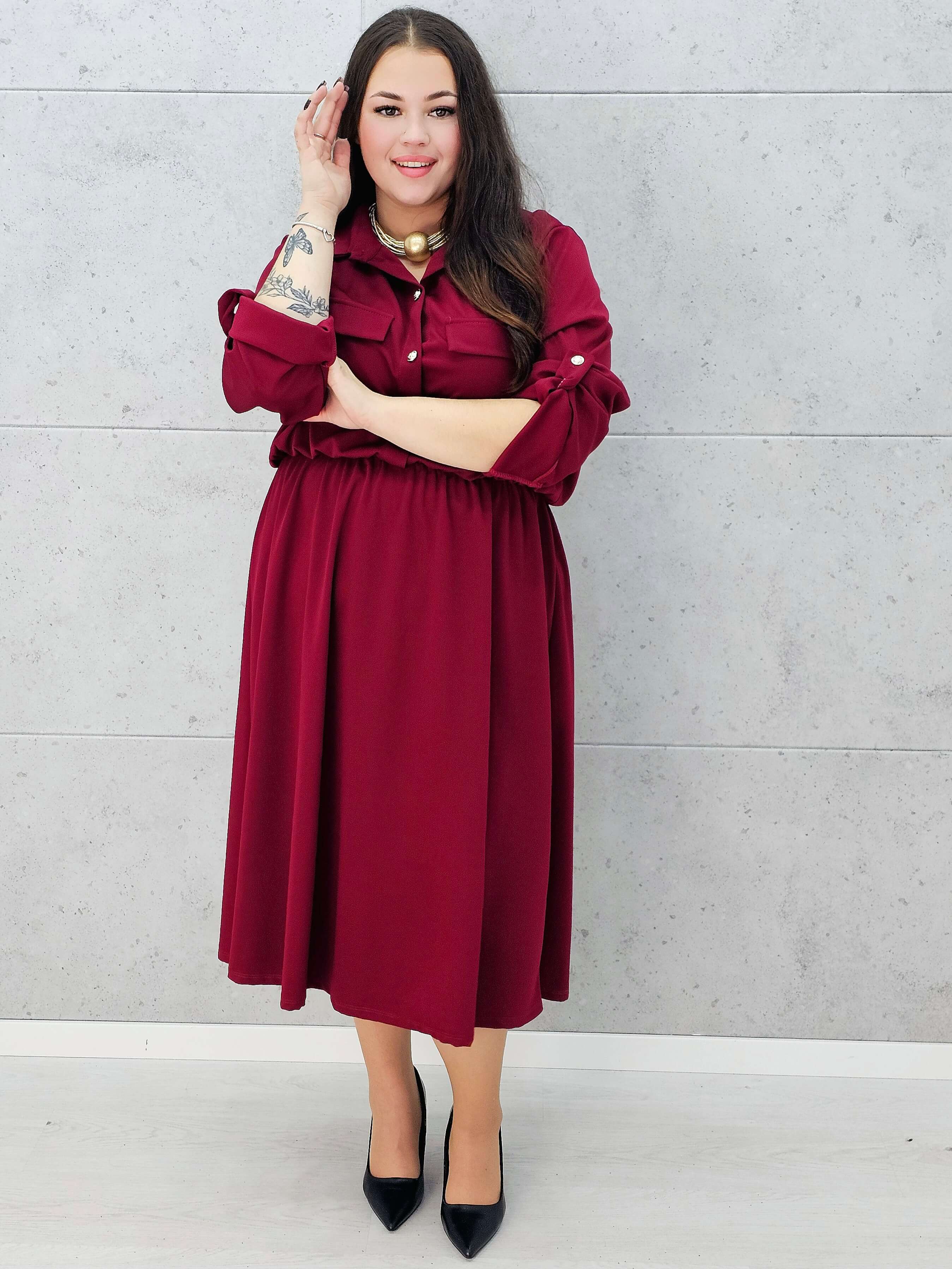 Stylizacja jesienna z bordową sukienką midi Stylowa XL