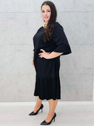 Czarna sukienka midi z plisowanym dołem – Stylowa XL bokiem 