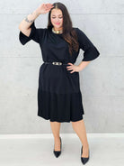 Czarna sukienka midi z plisowanym dołem – Stylowa XL z paskiem 