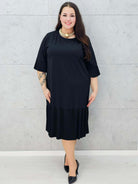 Czarna sukienka midi z plisowanym dołem – Stylowa XL w całości 
