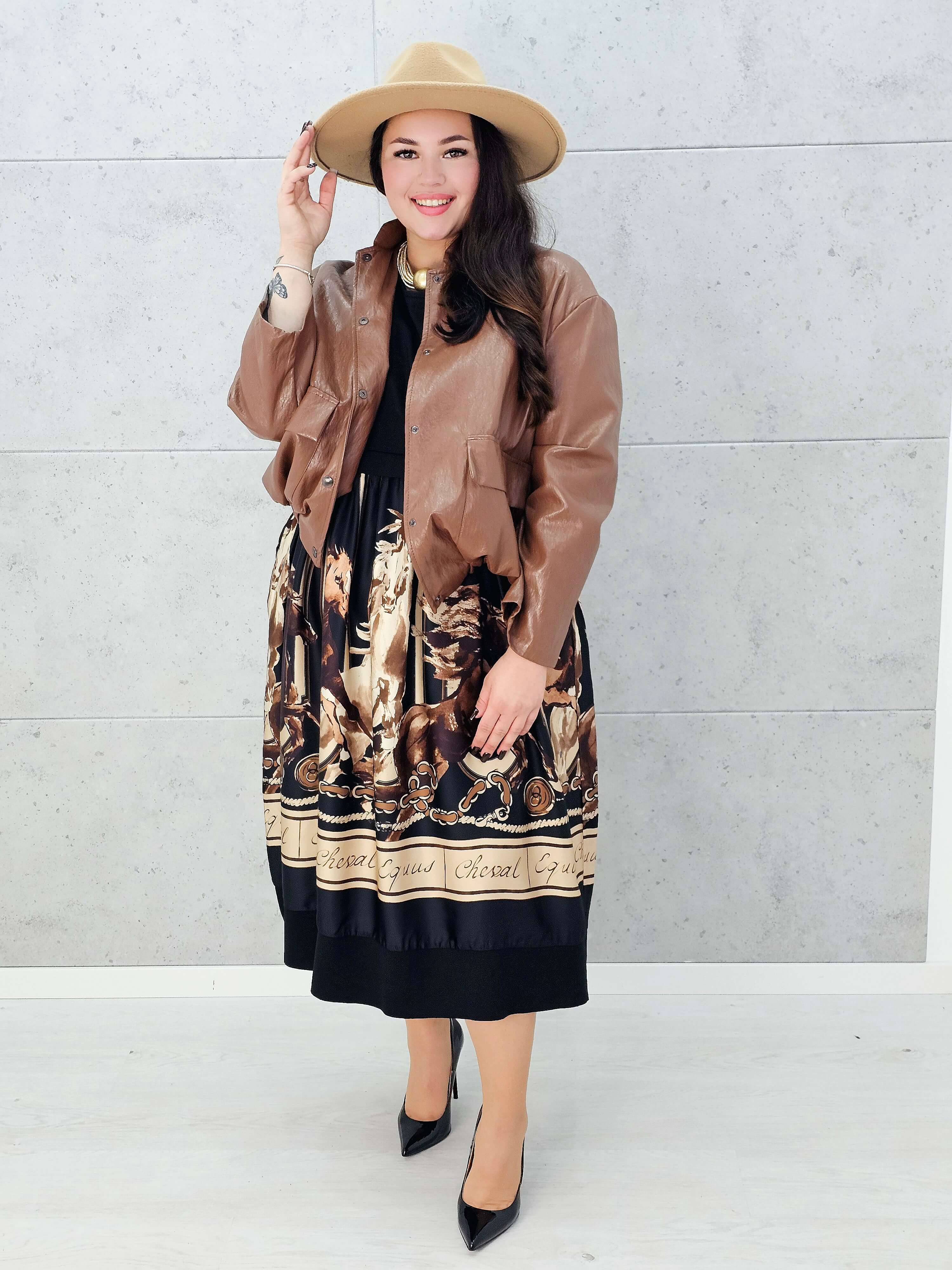 Sukienka midi XXL z modnym motywem koni – stylizacja