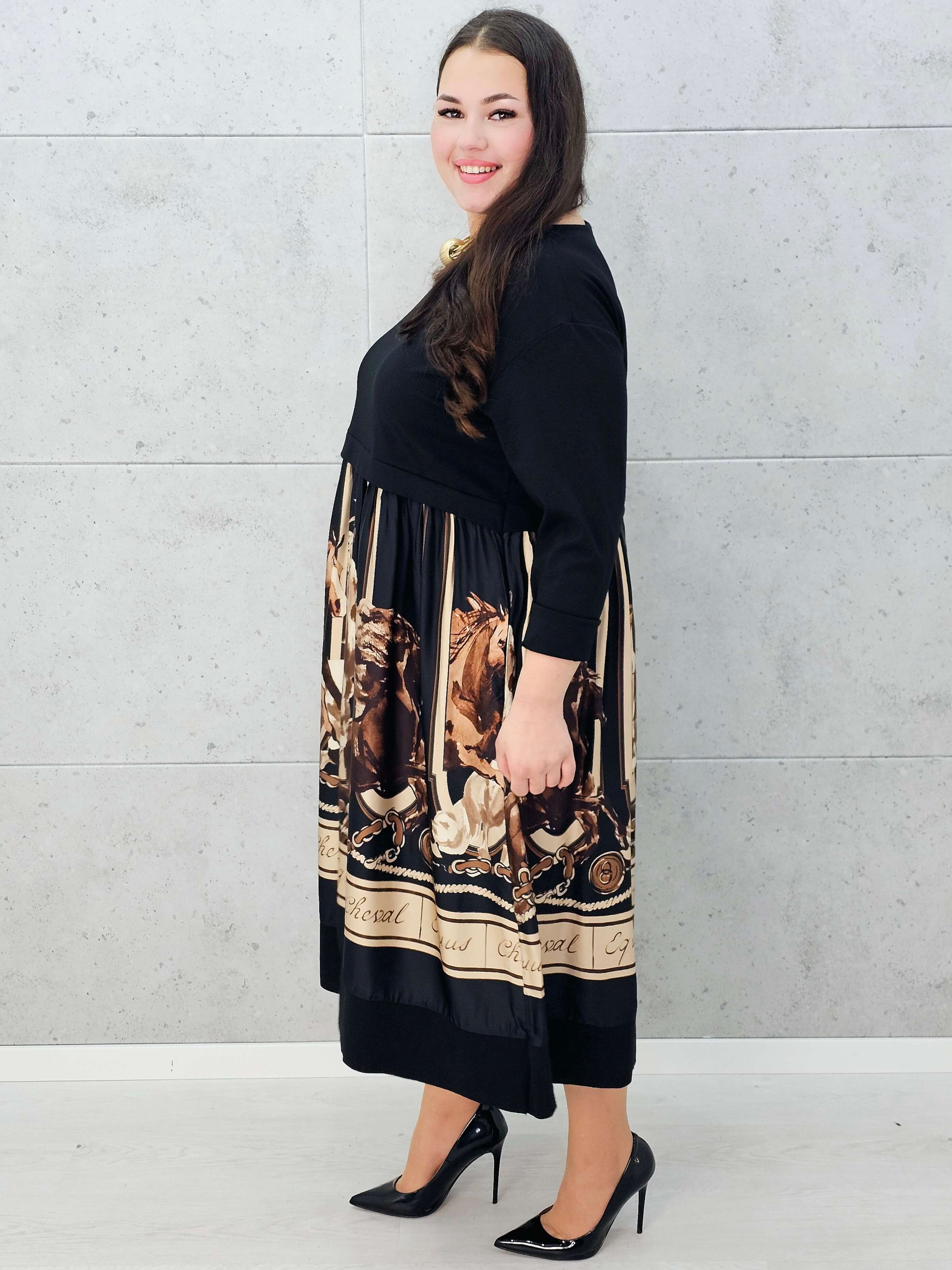 Stylowa sukienka plus size z wzorem w konie – detale materiału