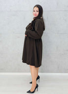Brązowa sukienka XL z dekoltem w serek – modna stylizacja plus size -bok 