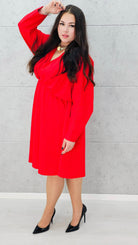 Czerwona sukienka plus size z dekoltem V – elegancka kreacja dla kobiet XL - bokiem zdjęcie 