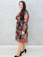 szyfonowa sukienka midi plus size z dekoltem V w kwiaty – bok