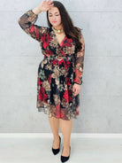 kobieca sukienka midi plus size z dekoltem V – na modelce kwiat 