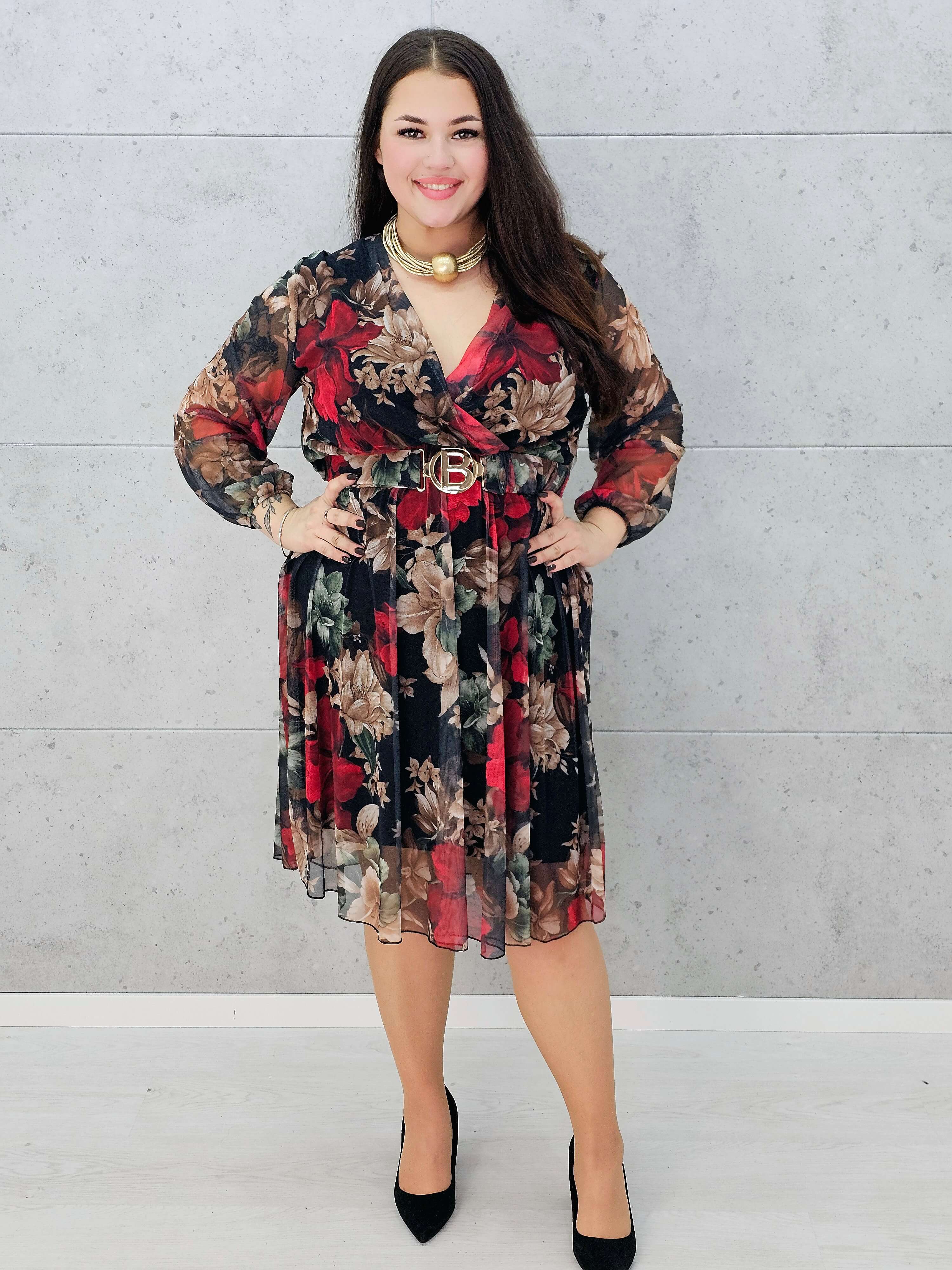 kobieca sukienka midi plus size z dekoltem V – na modelce z paskiem 