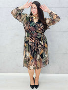 Elegancka sukienka plus size z motywem liści i kopertowym dekoltem – Stylowa XL