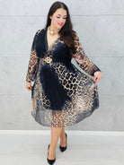 kobieca sukienka midi plus size z dekoltem V – na modelce