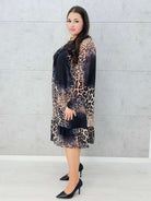 Sukienka w panterkę z falbaną midi – Stylowa XL